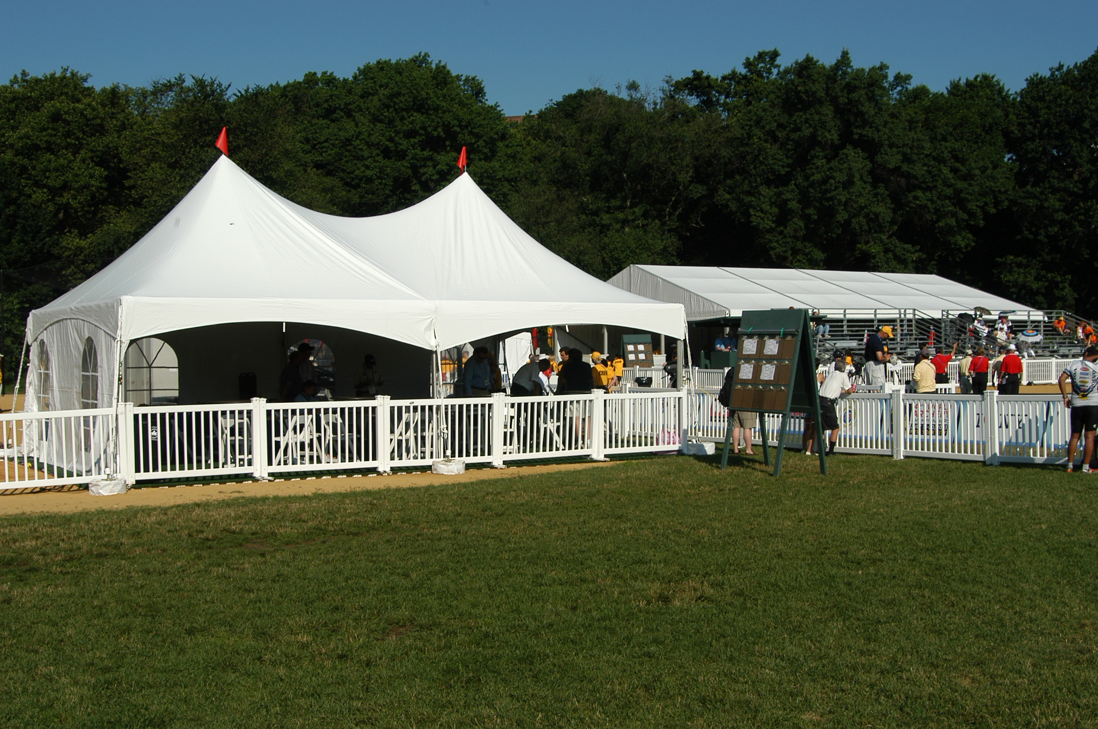 banner-crowd